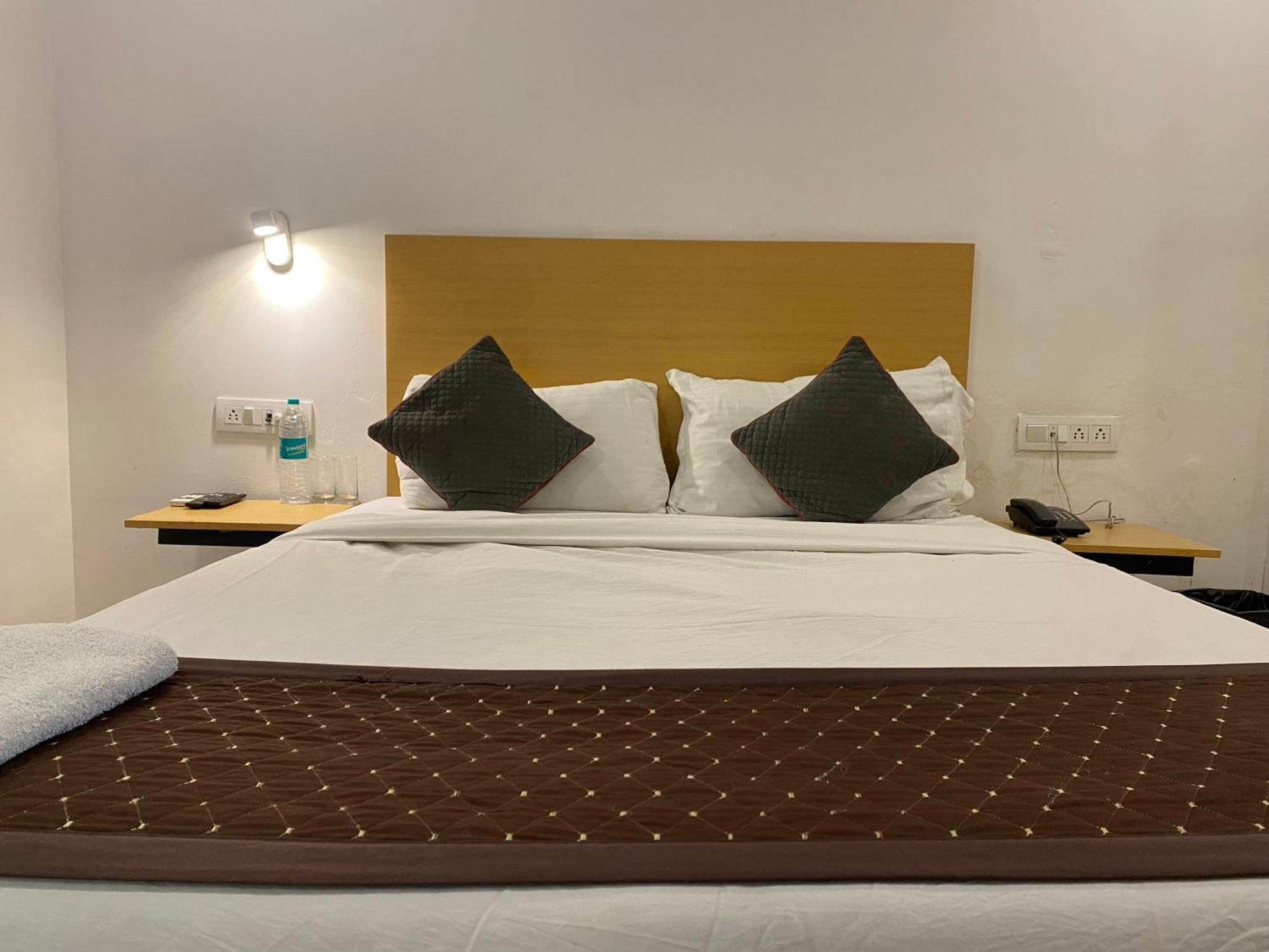 Qotel Hotel Ip Residency East Delhi Preet Vihar New Delhi Bagian luar foto