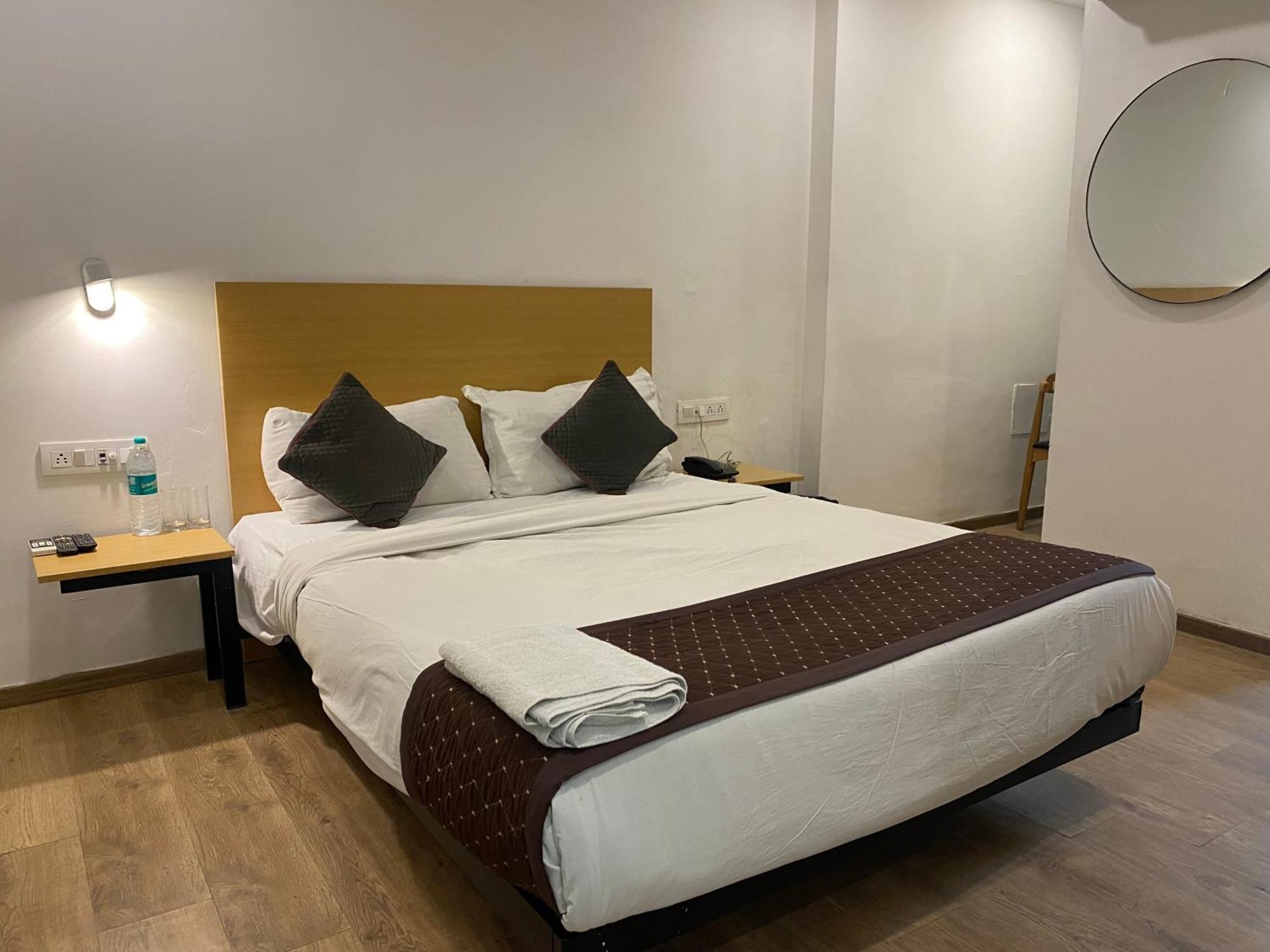 Qotel Hotel Ip Residency East Delhi Preet Vihar New Delhi Bagian luar foto
